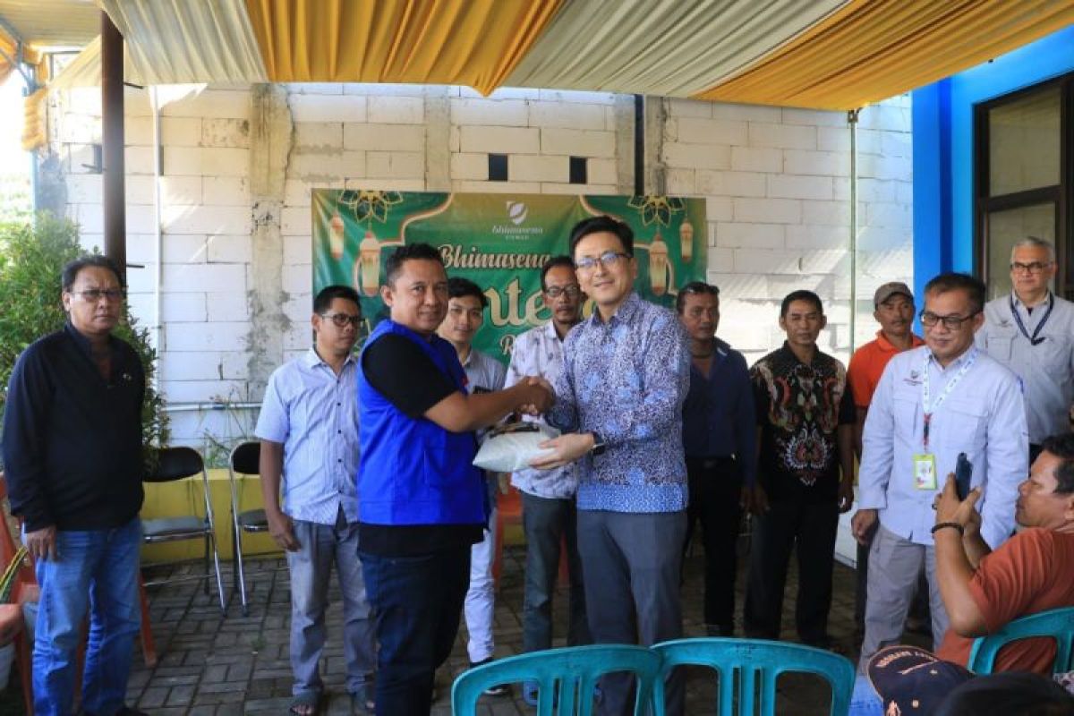 PLTU  Batang salurkan bantuan beras kepada 200 nelayan
