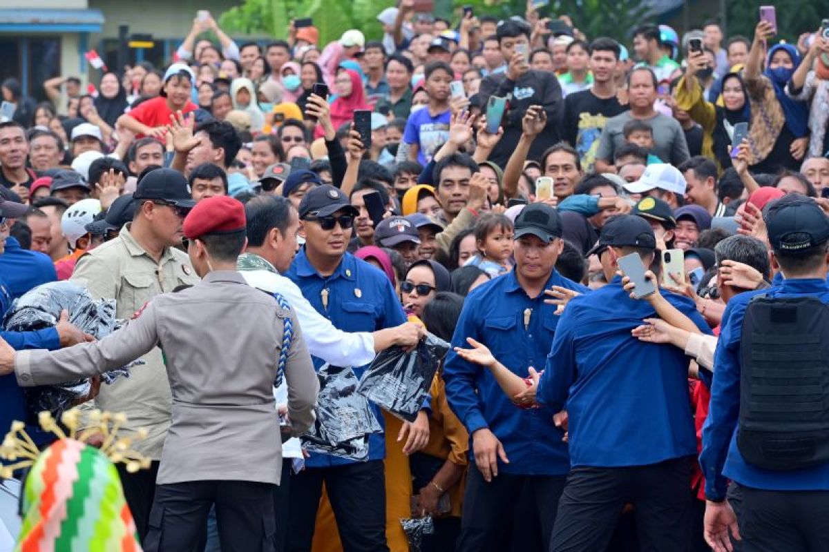 Kunjungan perdana Presiden Jokowi ke Sekadau disambut antusias warga