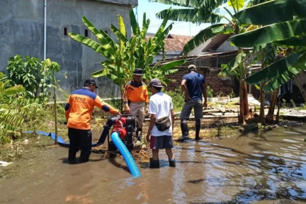 BPBD Probolinggo sedot genangan banjir di Pajarakan