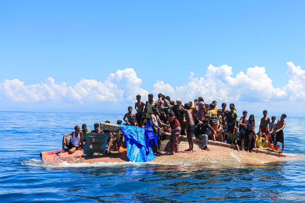 69 etnis Rohingya diserahkan Basarnas ke Imigrasi dan Pemkab Aceh Barat