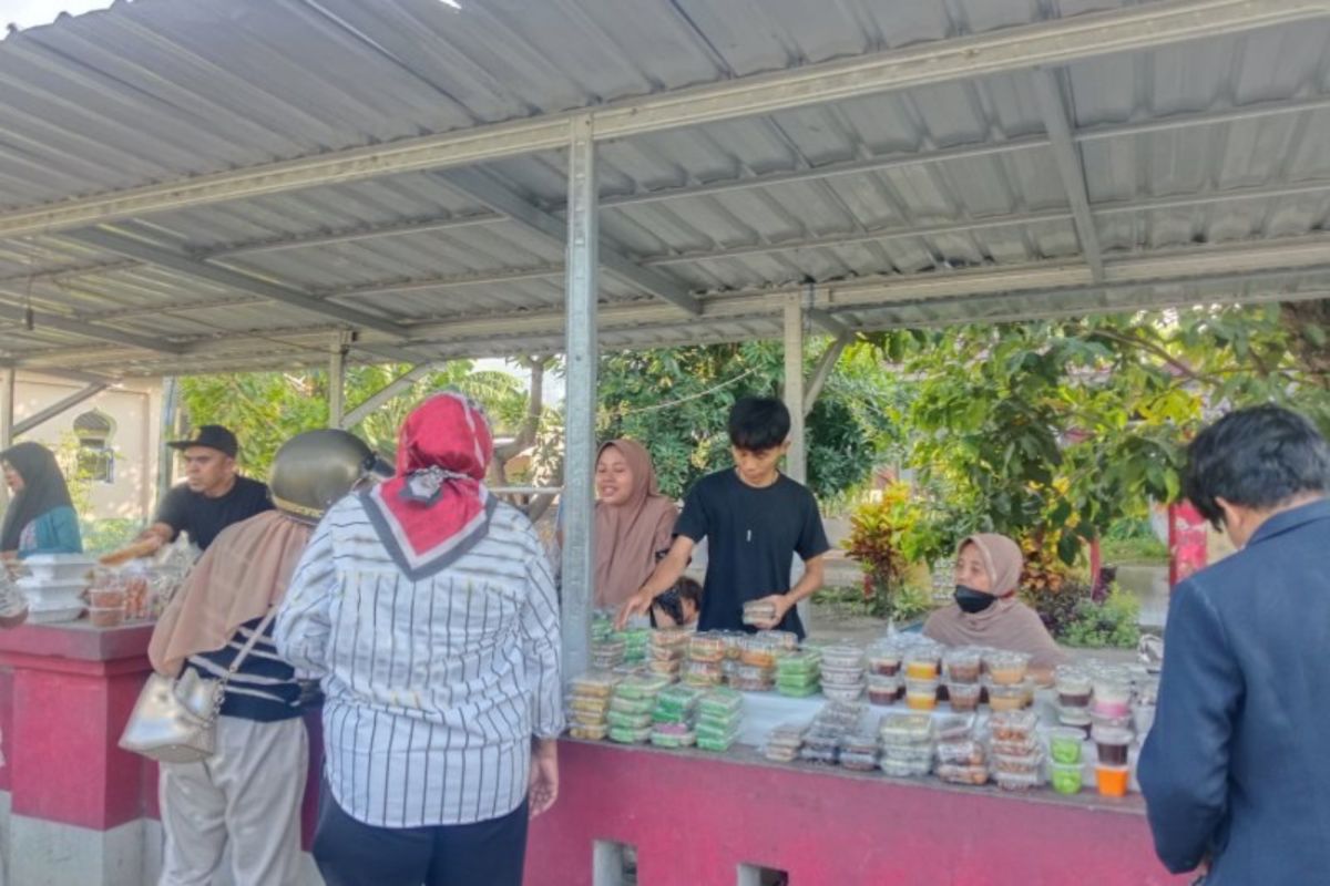 Menuai berkah jualan es di KEK Mandalika saat Ramadhan