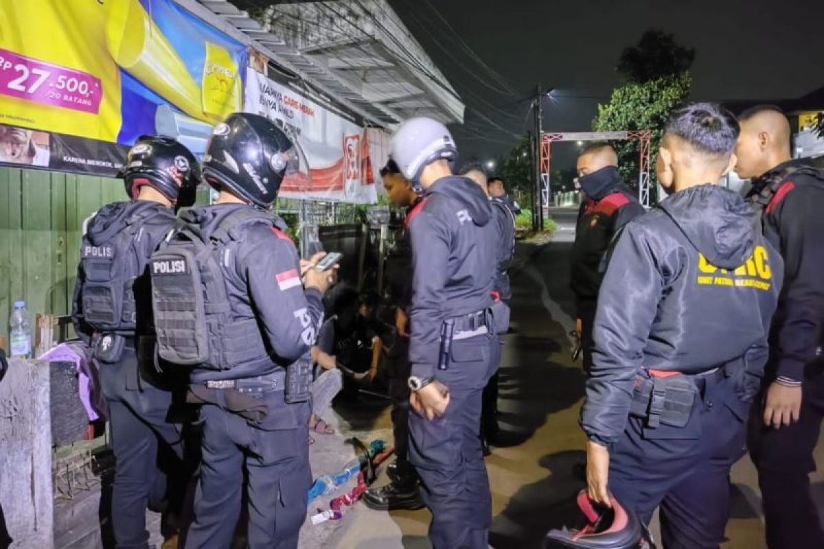 Polisi bubarkan remaja yang melakukan perang sarung di Garut