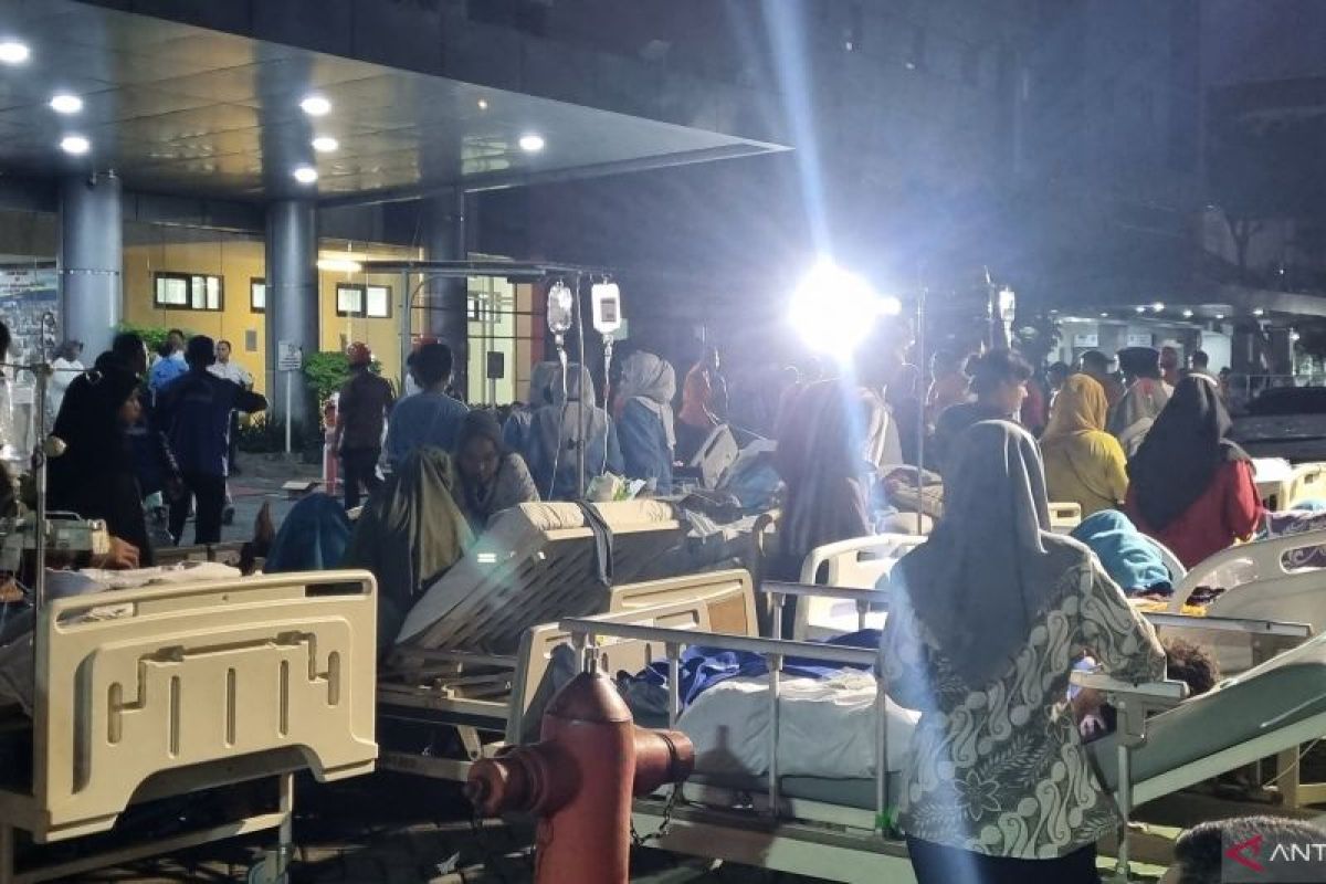 Pasien RS Unair Surabaya dievakuasi ke luar gedung pascagempa