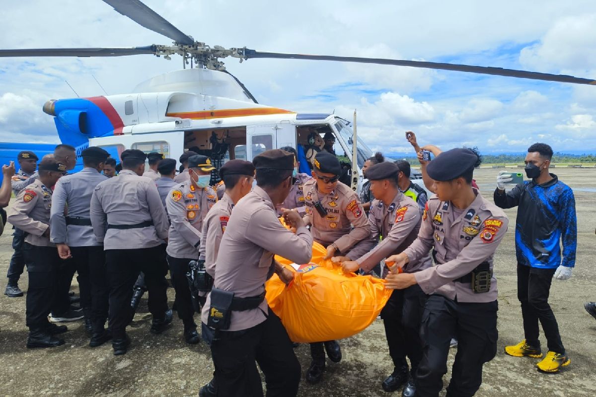 Dua helikopter evakuasi jenazah korban KKB dari Pos Pol 99 Paniai