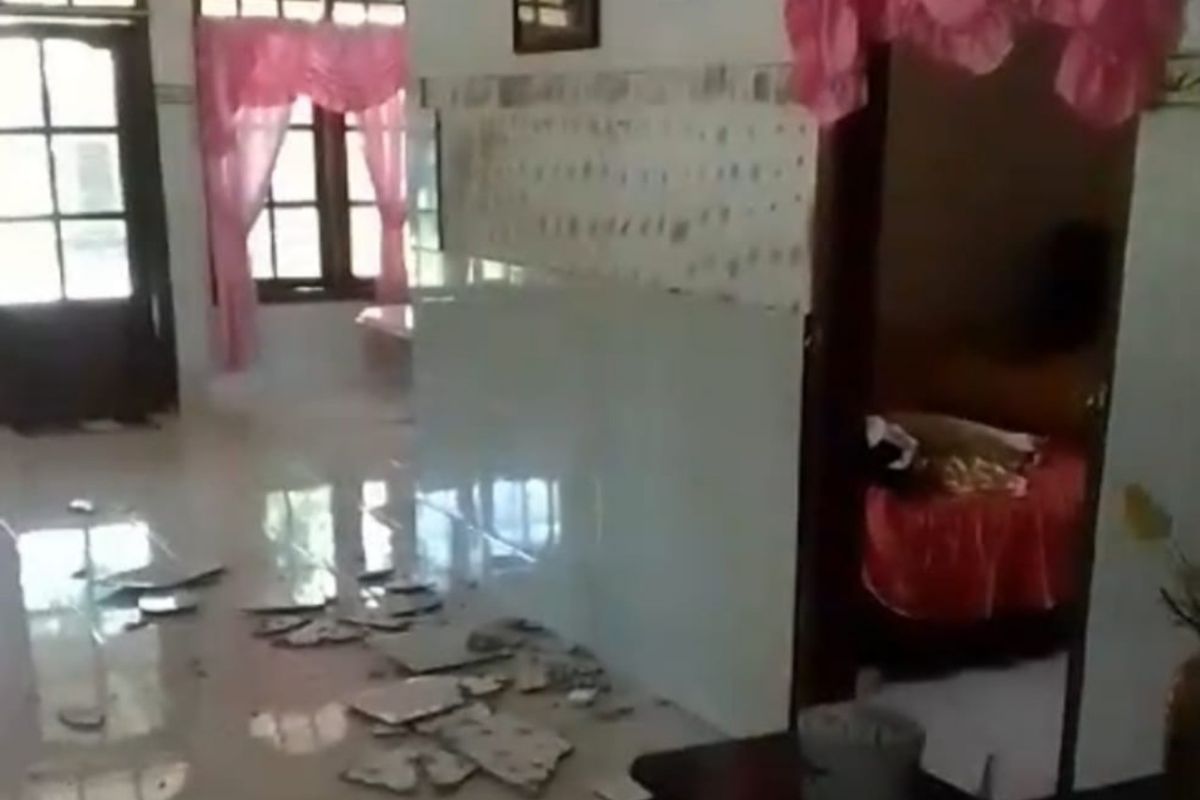 Gempa Tuban porak-porandakan rumah warga di Bawean Gresik