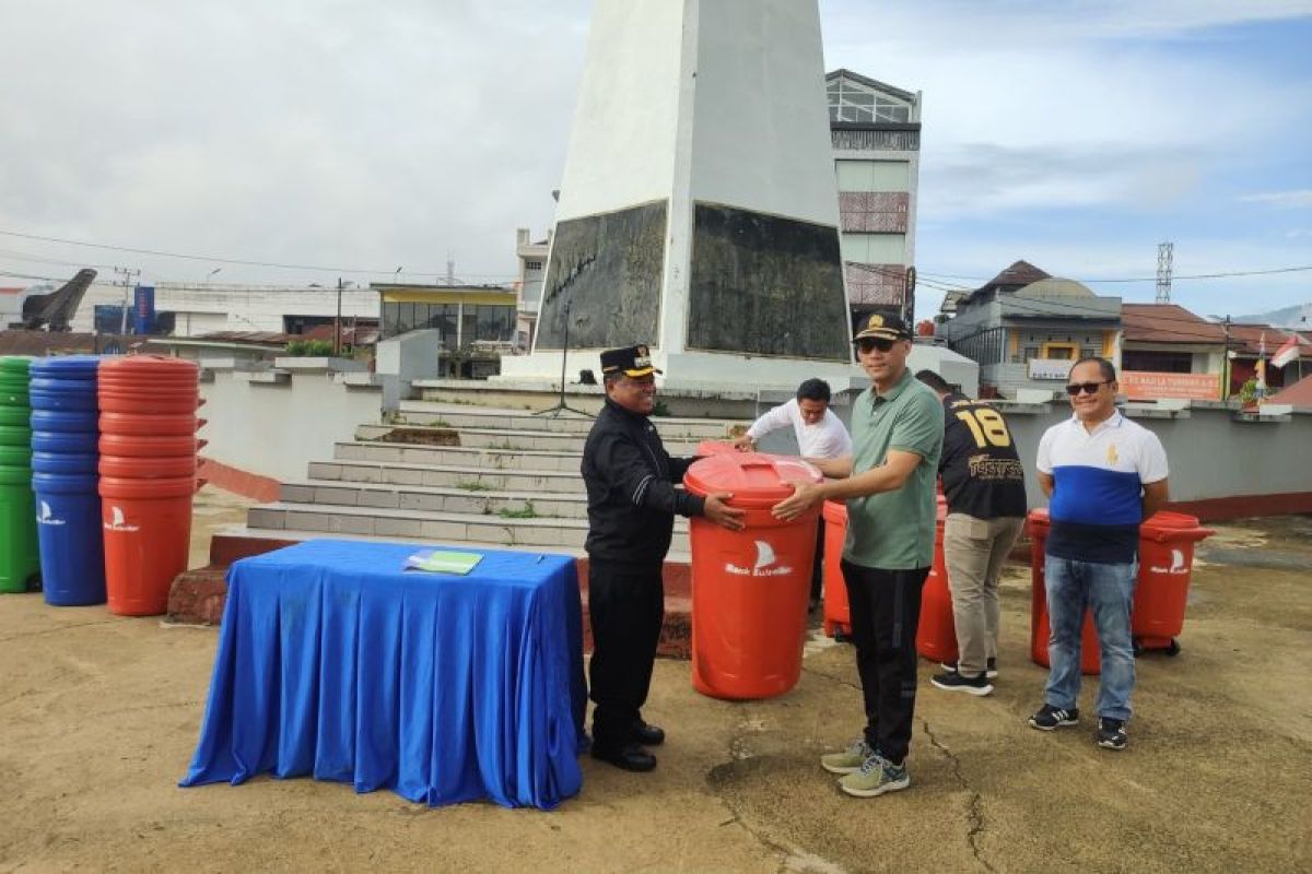 Pemkab Toraja Utara menerima bantuan tong sampah dari Bank Sulselbar