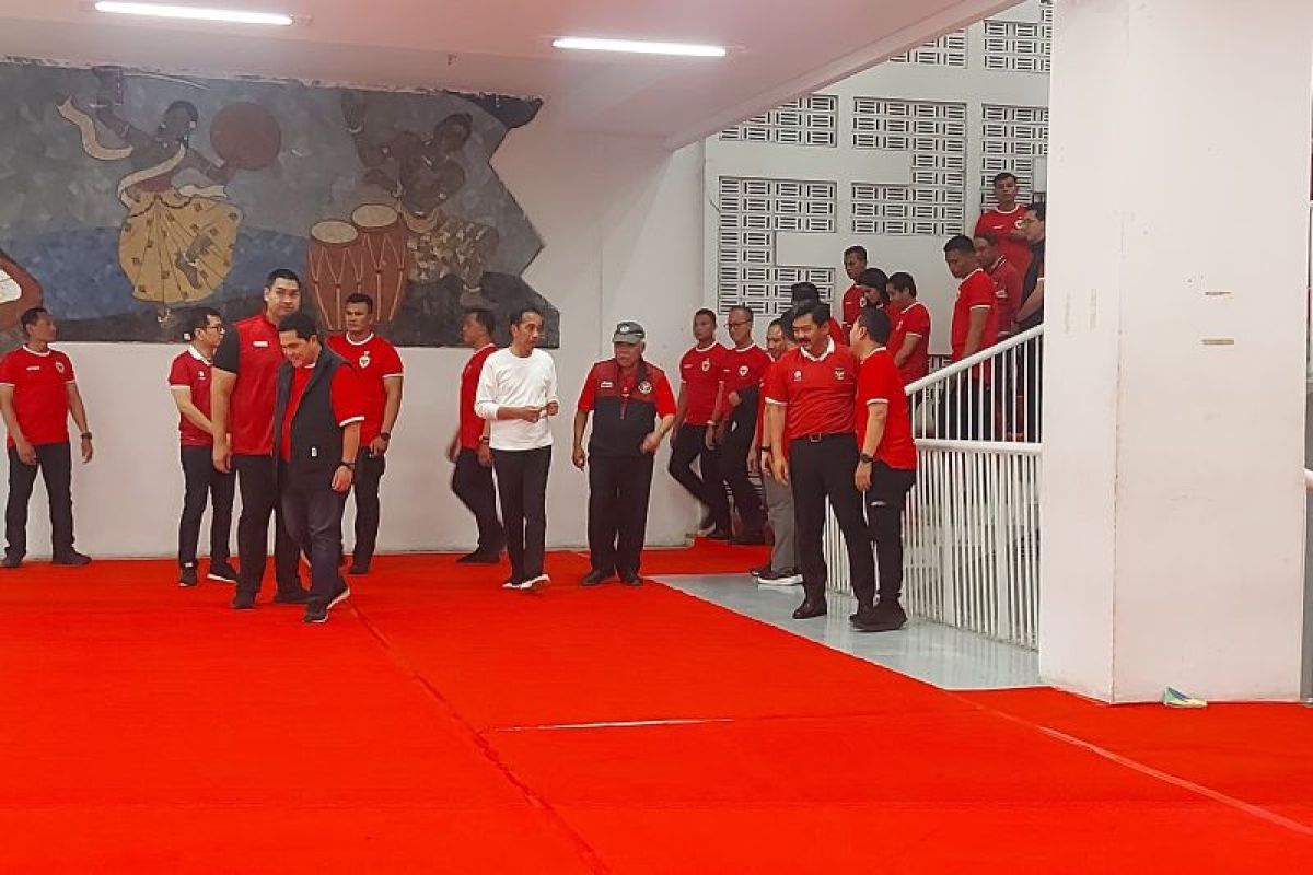 Presiden Jokowi senyum dan acungkan jempol atas desain jersey timnas