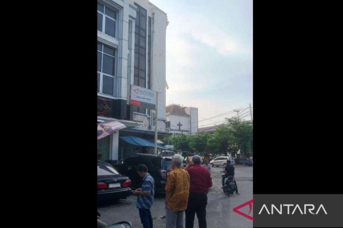 Gempa susulan lebih kencang, karyawan perkantoran di Surabaya semburat keluar