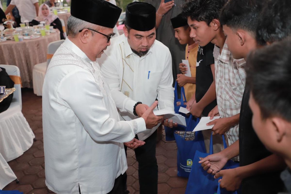 Pj Gubernur Aceh santuni anak yatim di Aceh Besar