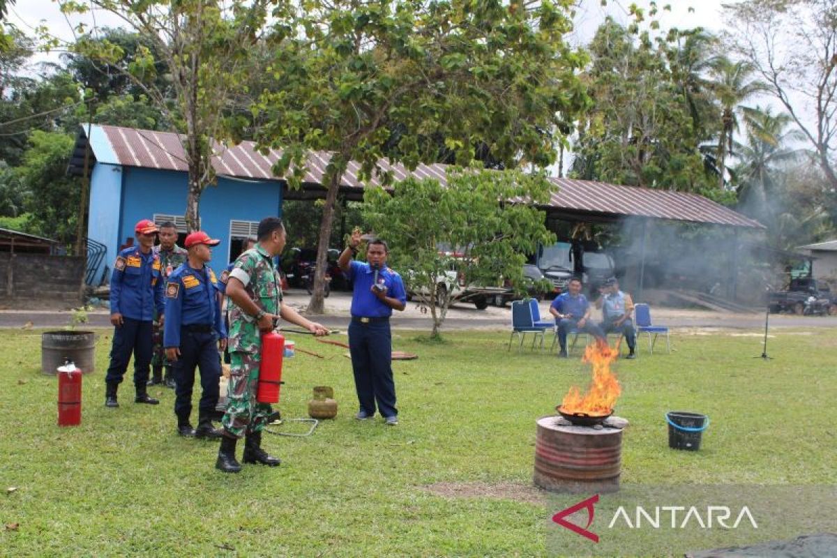 Personel TNI AU Lanud H. AS Hanandjoeddin gelar simulasi penanggulangan kebakaran