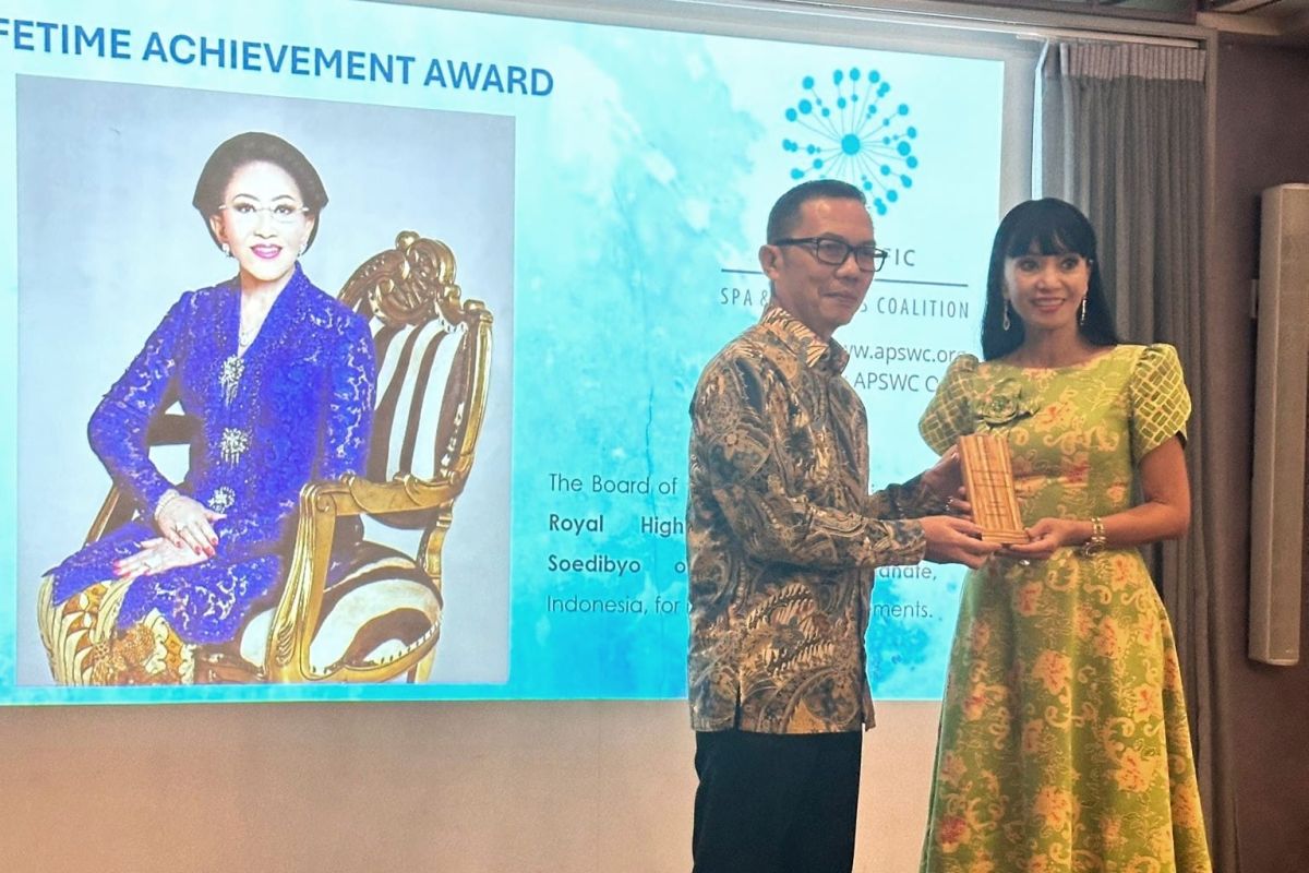 Mooryati Soedibyo menerima Lifetime Achievement Award dari Thailand
