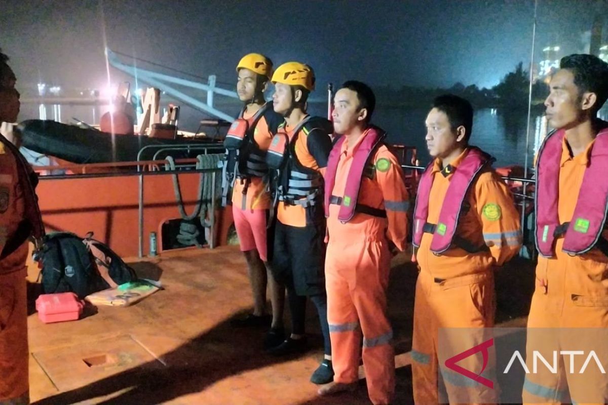 Tim SAR gabungan cari ABK KM Surya Hasil Laut-22 yang diduga hilang saat alami kebakaran