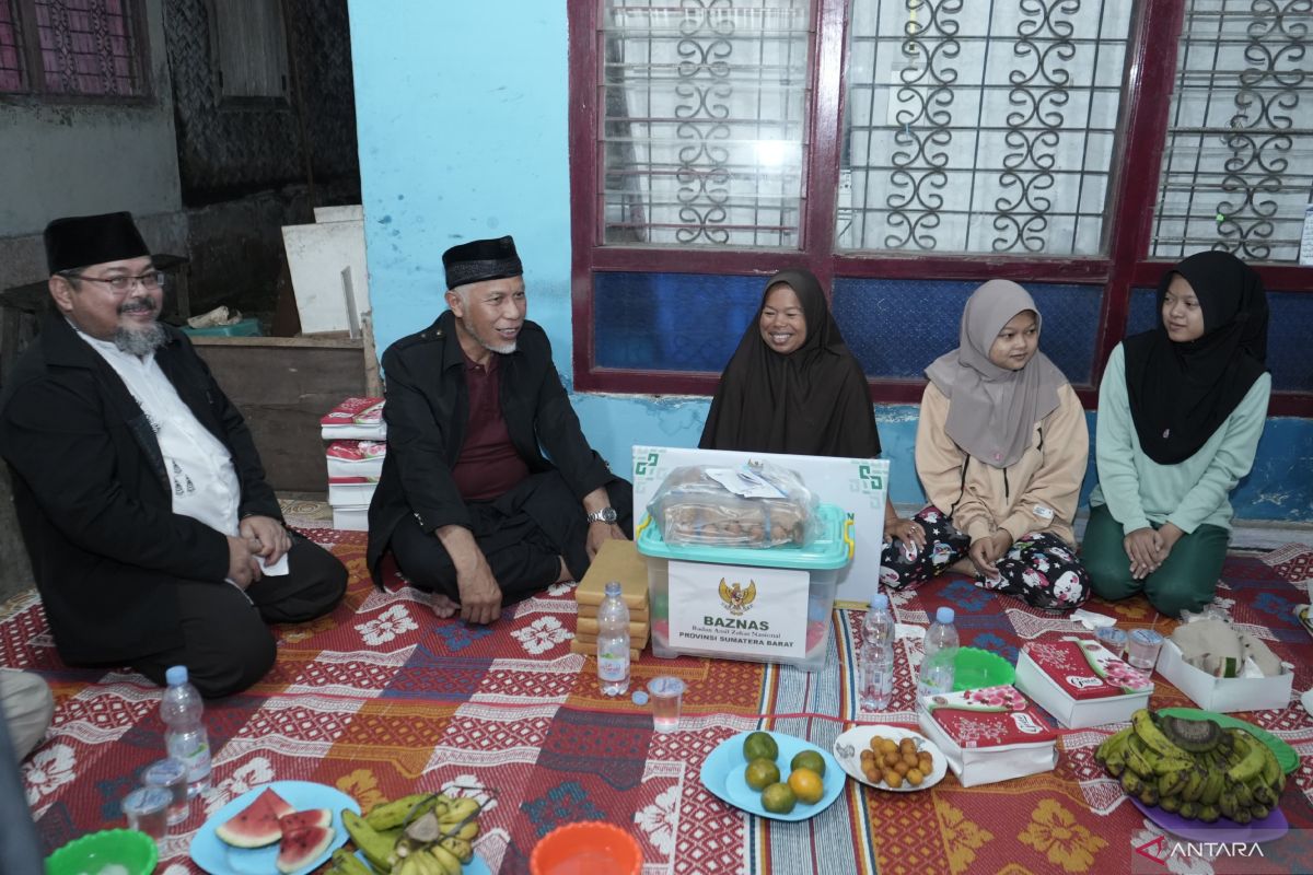 Singgah Sahur dan Subuh Mubarak di Pariaman, Gubernur Mahyeldi Salurkan Bantuan Rehab Rumah Warga