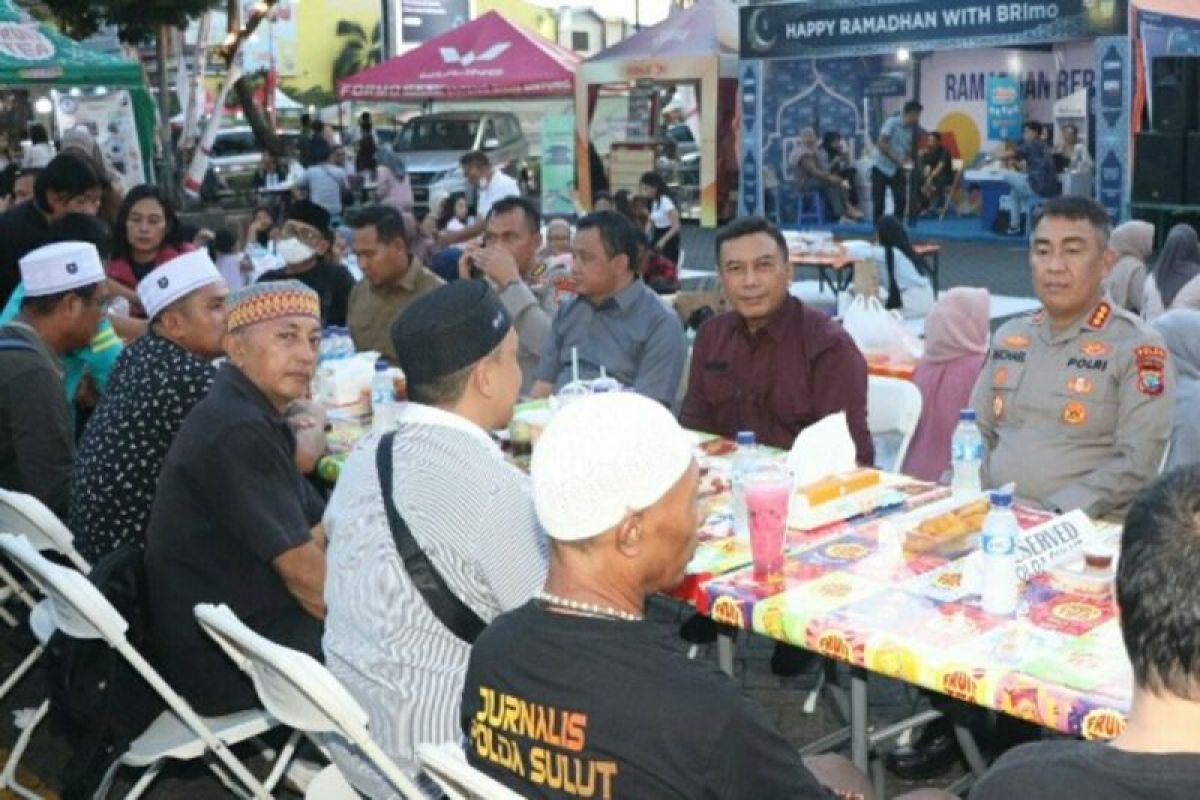 Kapolda Sulut berbaur dengan warga buka puasa di Festival Kuliner Ramadhan