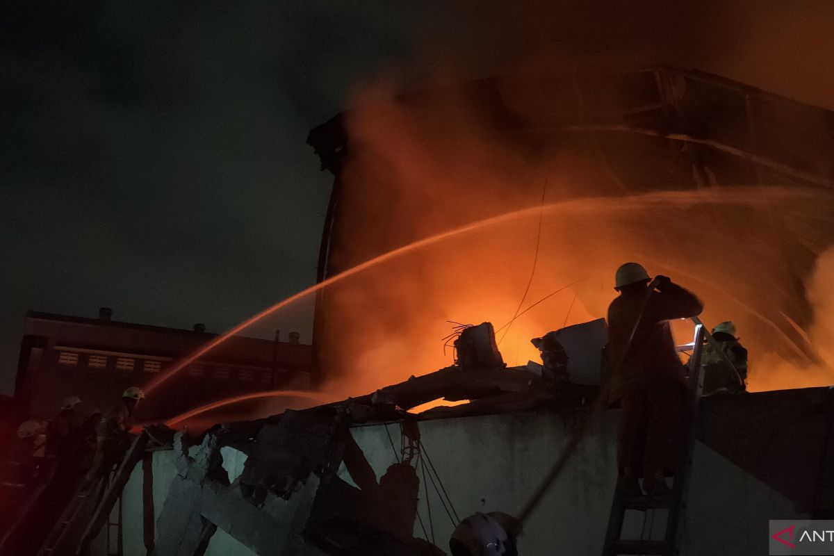 Pemadam kesulitan padamkan kebakaran gudang di Jakarta