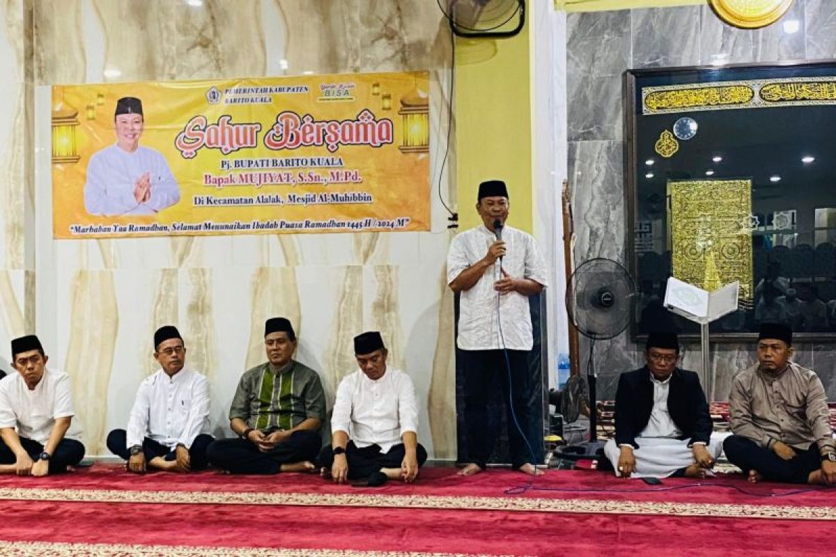 Pj Bupati sahur bersama warga di Masjid Al-Muhibbbin Kecamatan Alalak