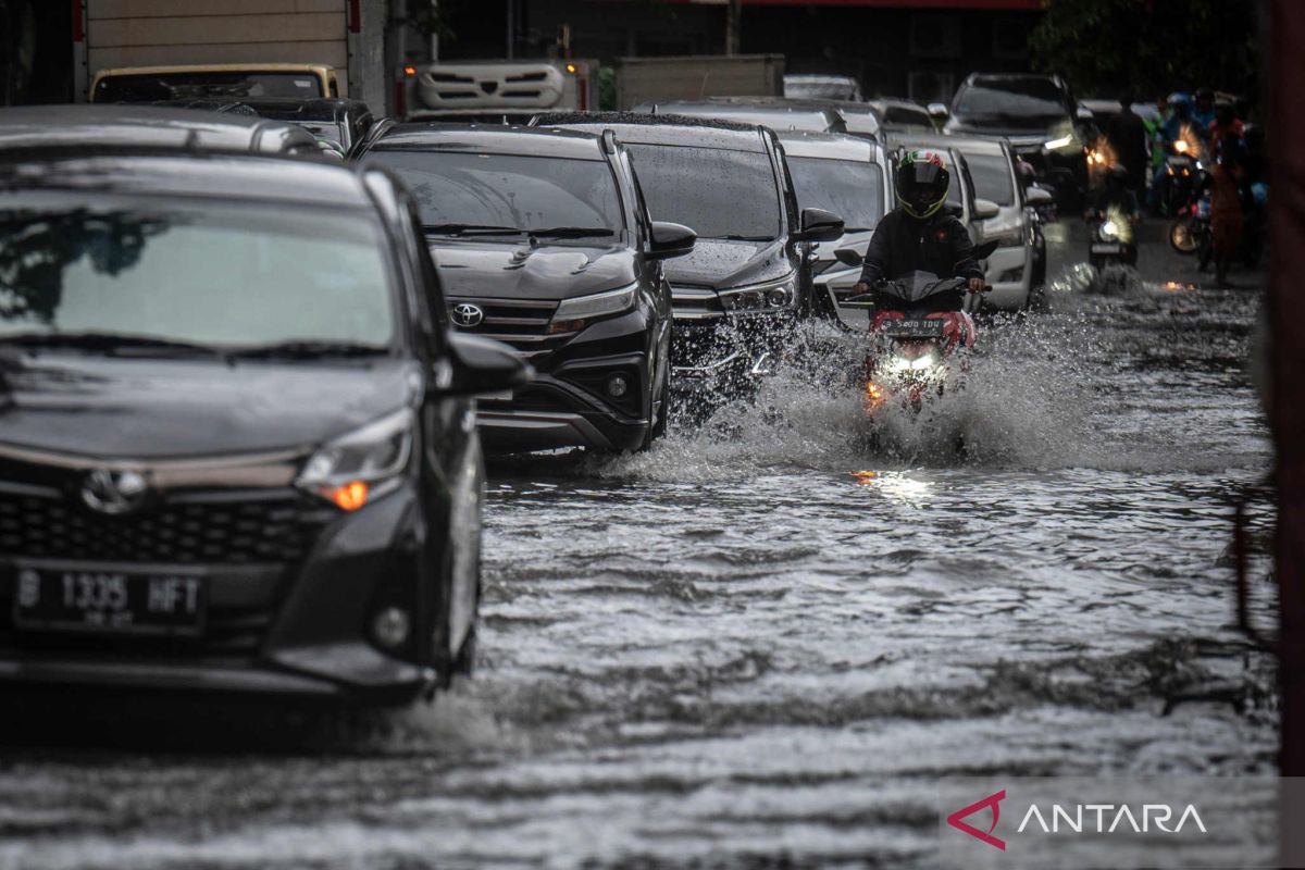 Jumat pagi, banjir terjadi di 11 ruas jalan Jakarta
