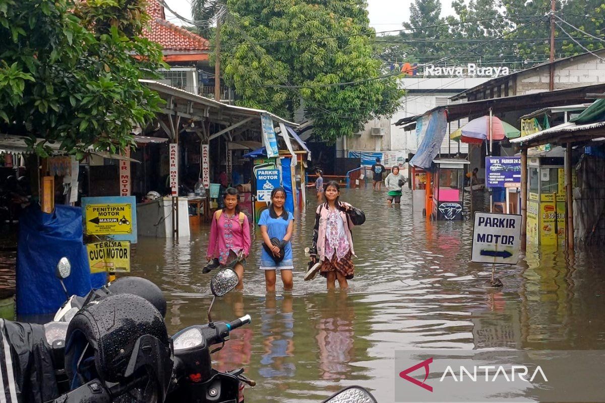 Banjir landa Stasiun Rawa Buaya