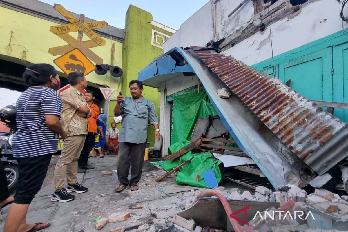 Lima bangunan di Surabaya roboh terdampak gempa