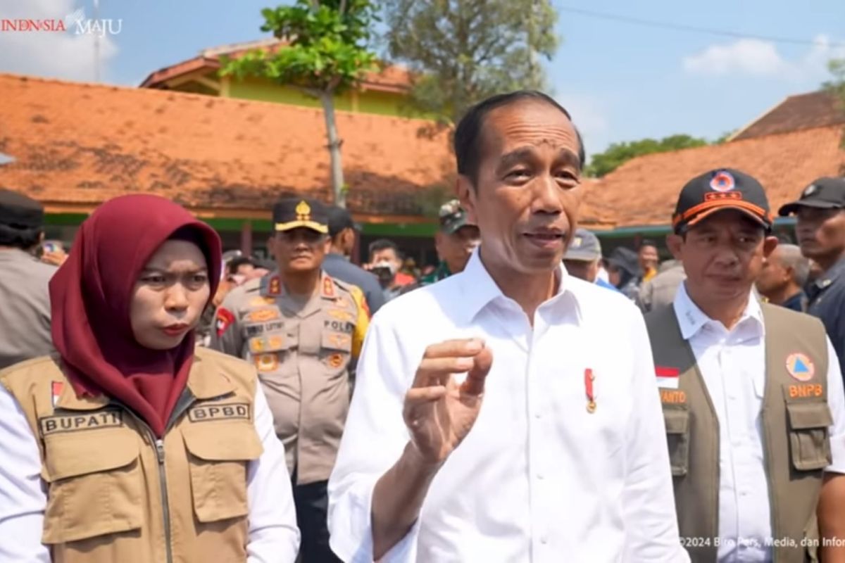Presiden Jokowi minta PUPR dan BNPB cek bangunan rusak akibat banjir yang dipicu hujan ekstrem di Demak