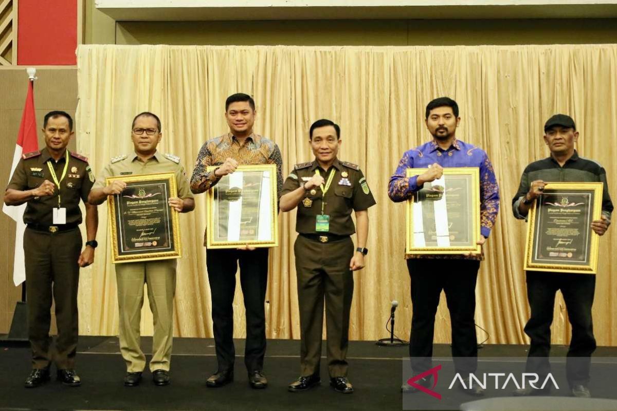 Wali Kota Makassar menerima penghargaan dari Kejaksaan Tinggi Sulsel