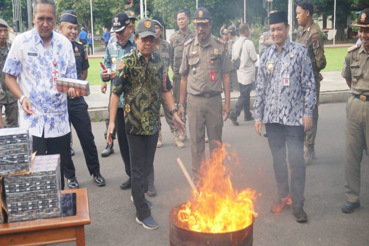 Pemkot Pekalongan - Bea Cukai musnahkan 20 ribu batang rokok ilegal