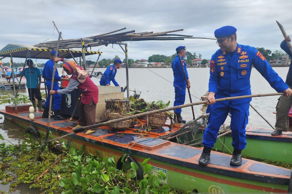 Ditpolairud Jambi gandeng komunitas lingkungan bersihkan Danau Sipin