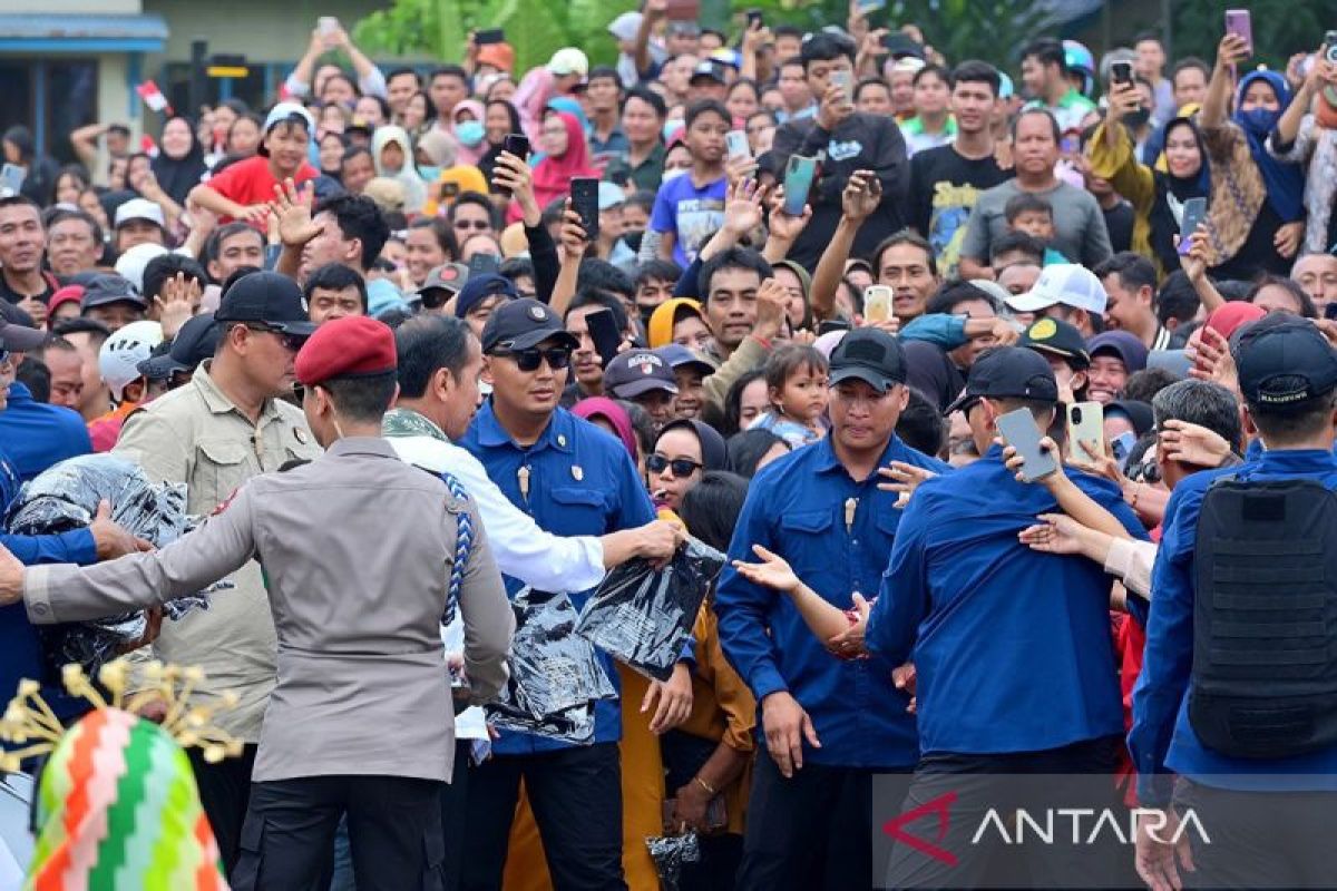 Kunjungan perdana Presiden Jokowi ke Sekadau disambut antusias warga ...