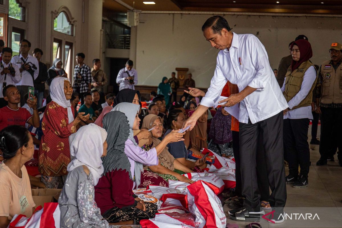 Jokowi sebut cuaca ekstrem hingga alih fungsi lahan picu banjir di Demak