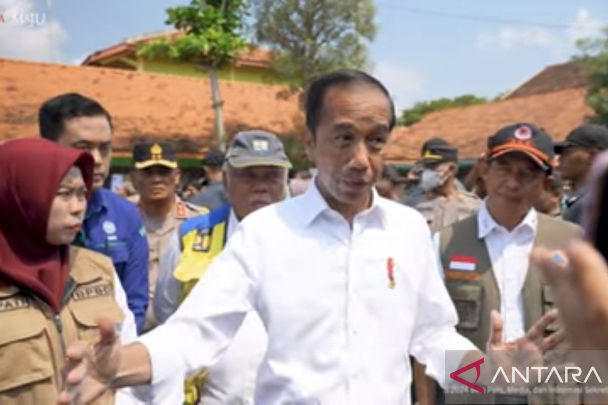 Jokowi katakan banjir Demak diatasi dengan perbaiki tanggul dan geser awan
