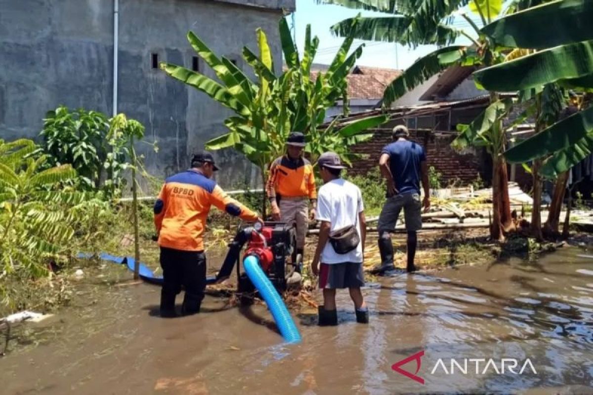 Banjir belum surut, BPBD Probolinggo sedot banjir di Pajarakan Jatim