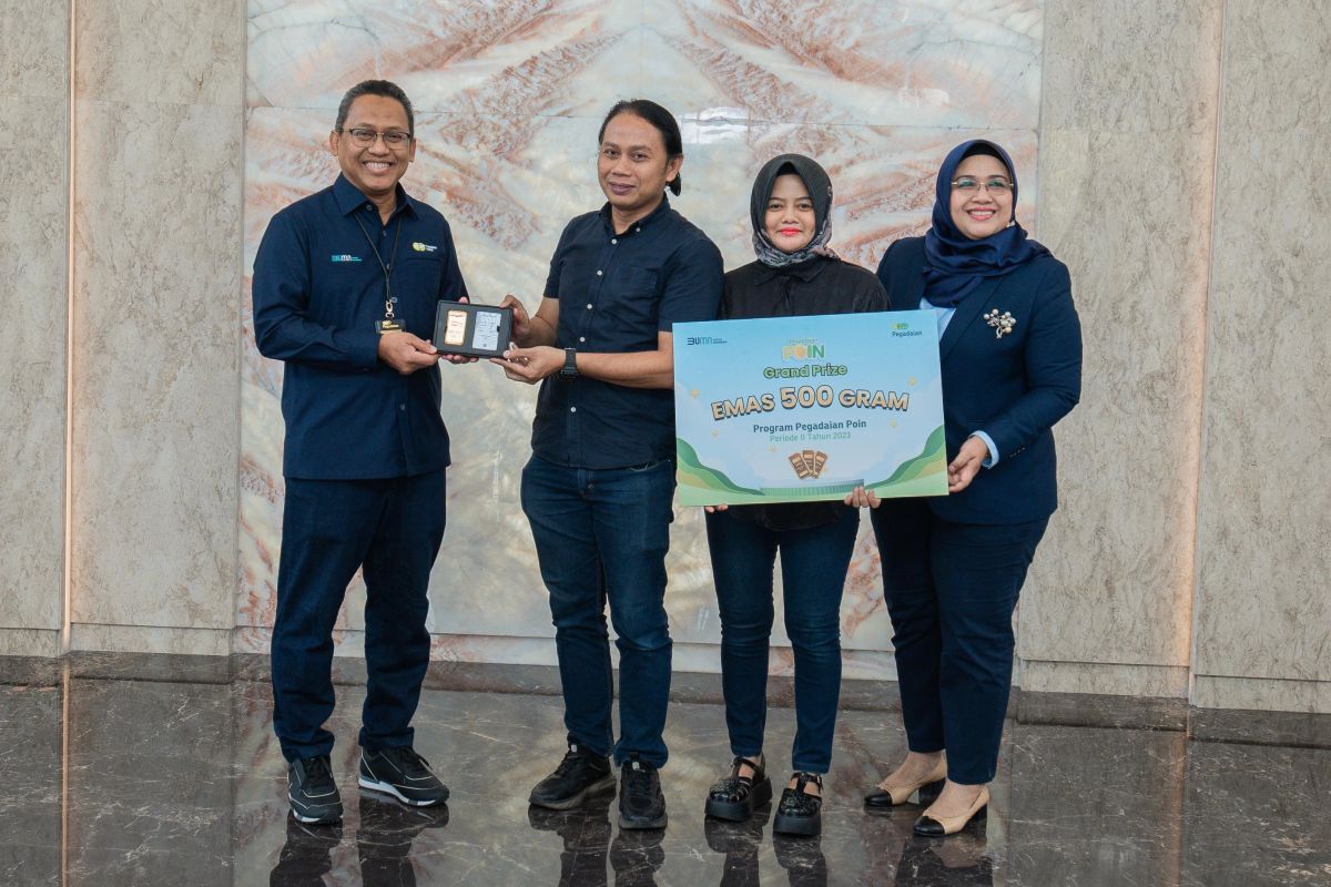 Dirut Pegadaian serahkan hadiah emas 500 gram kepada nasabah