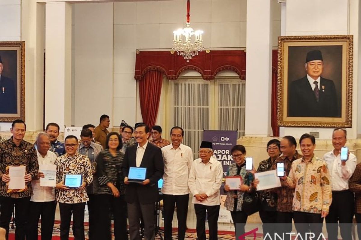 Presiden-Wapres dan para menteri menyampaikan SPT Pajak di Istana Negara