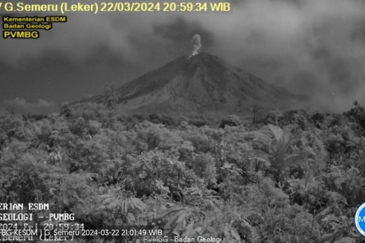 Gunung Semeru erupsi dan lontaran abu vulkanik setinggi 1 kilometer