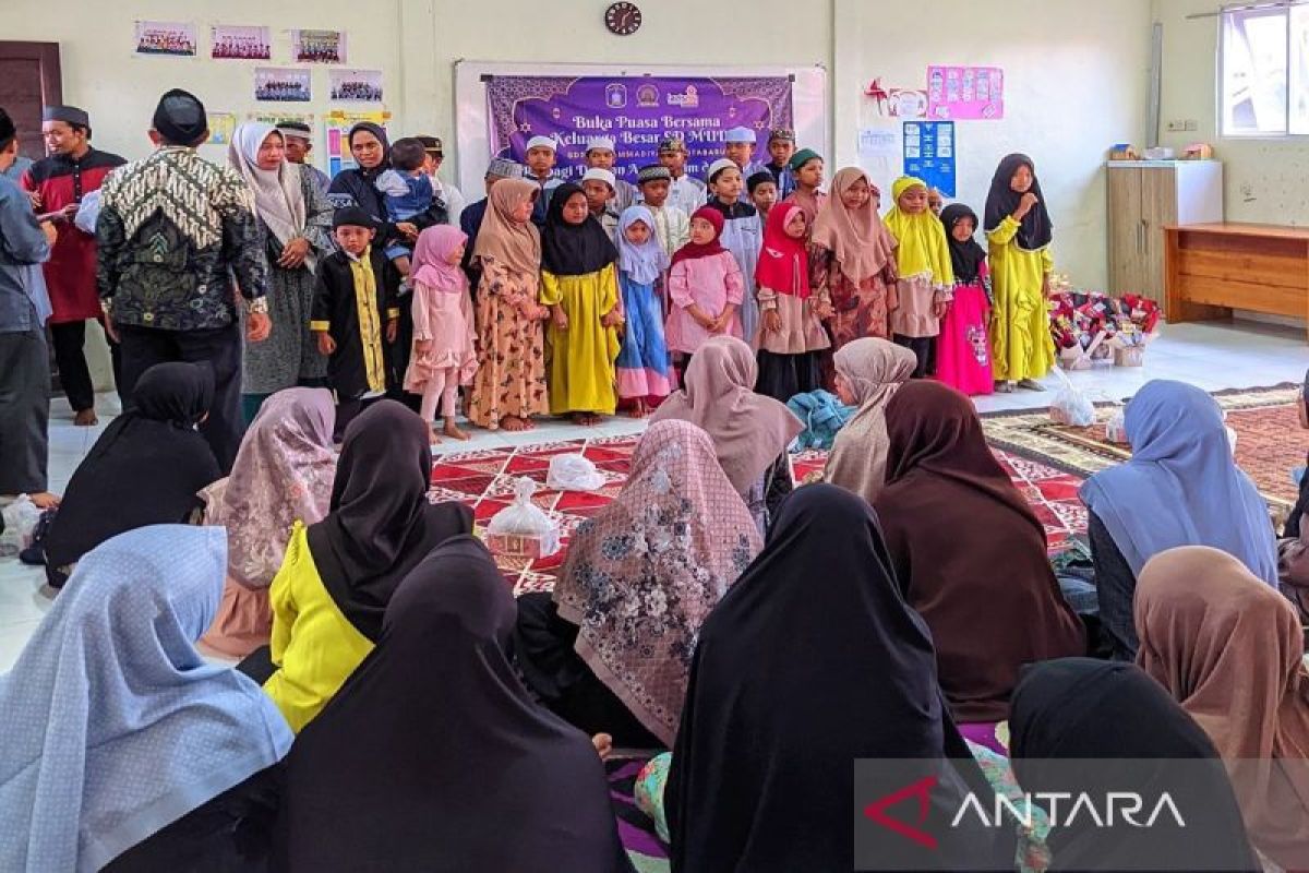 SDS Muhammadiyah 2 Kotabaru provides assistance to 30 orphans