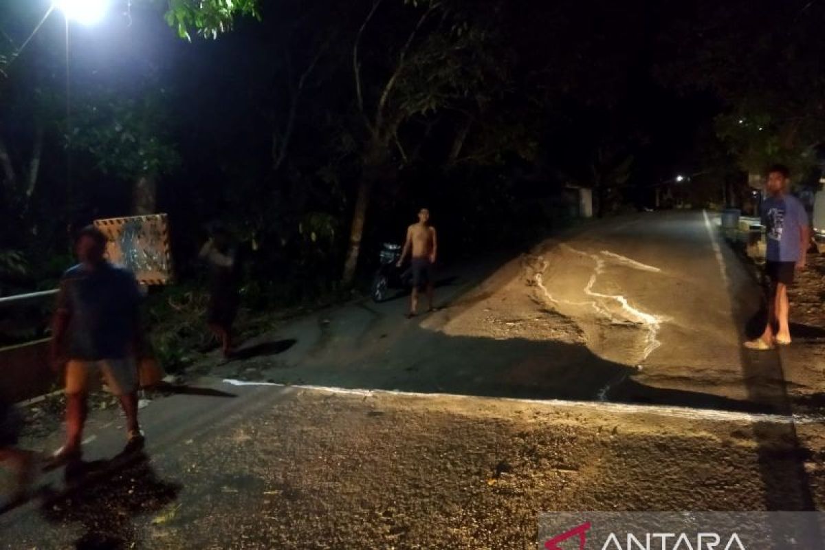 Jalan longsor milik Pemprov Kalsel di Lampihong bahayakan pengendara