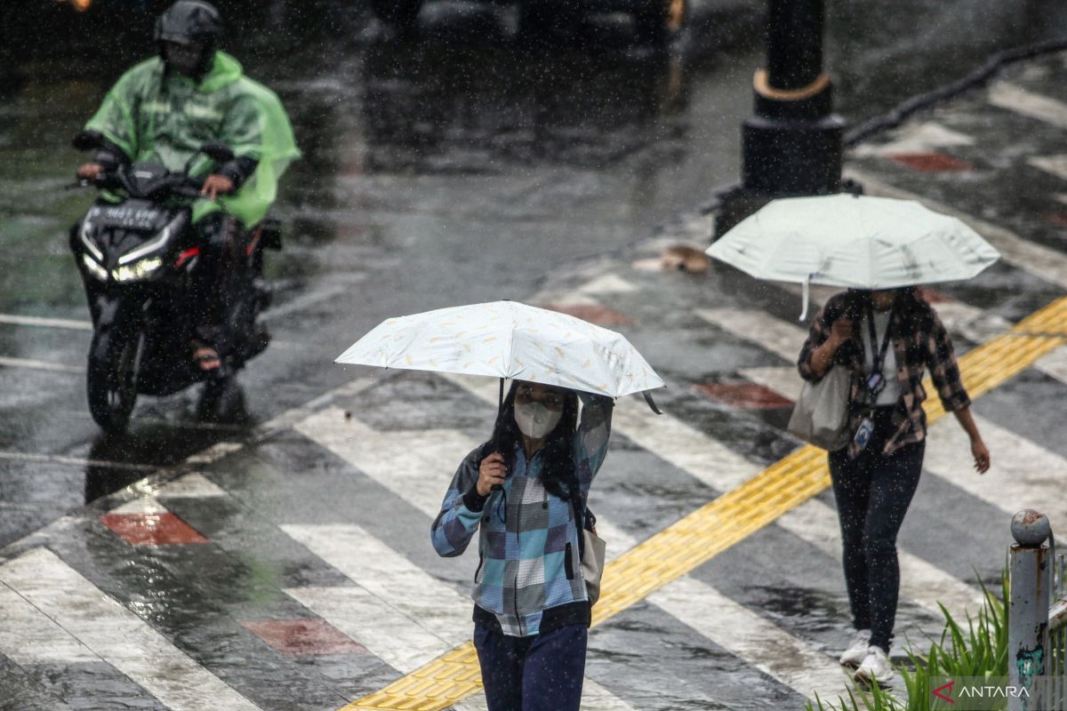 Hujan lebat disertai petir diperkirakan landa sejumlah kota besar