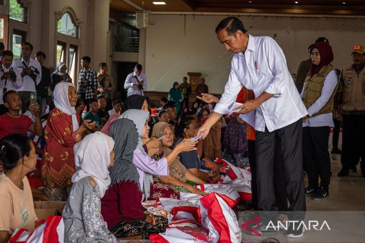 Jokowi: Banjir Demak diatasi lewat perbaikan tanggul hingga geser awan