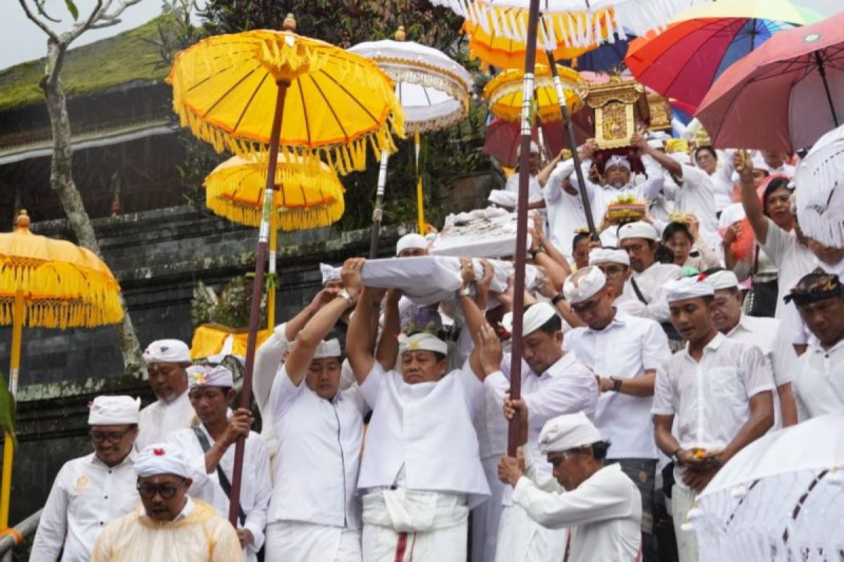 Gubernur Bali pimpin salah satu proses di upacara tahunan Pura Besakih