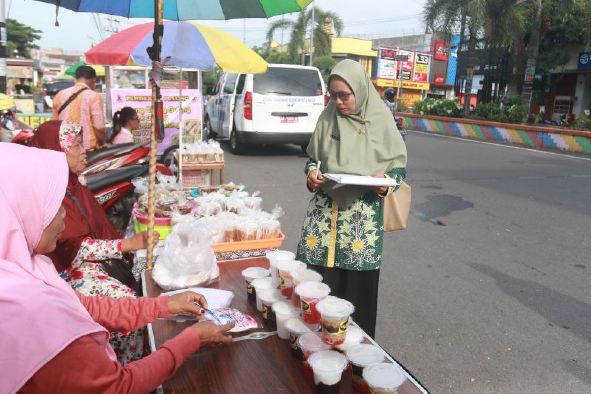 Dinkes Kota Madiun periksa kebersihan takjil bazar Ramadhan