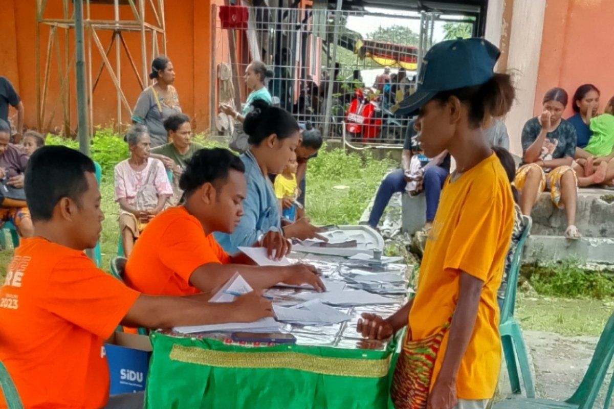 Warga Biak Numfor terima bansos pangan