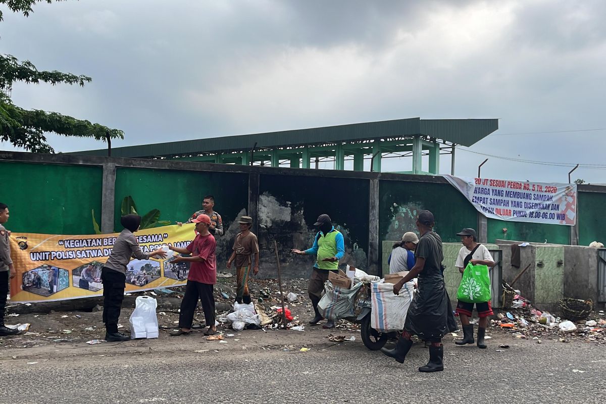 Polda Jambi bagikan nasi dan takjil gratis selama Ramadhan