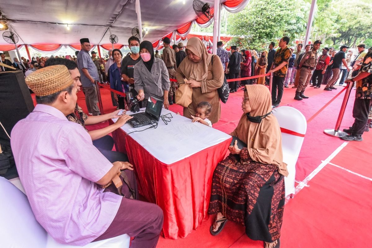 Baznas serahkan ZIS untuk anak yatim dan warga miskin