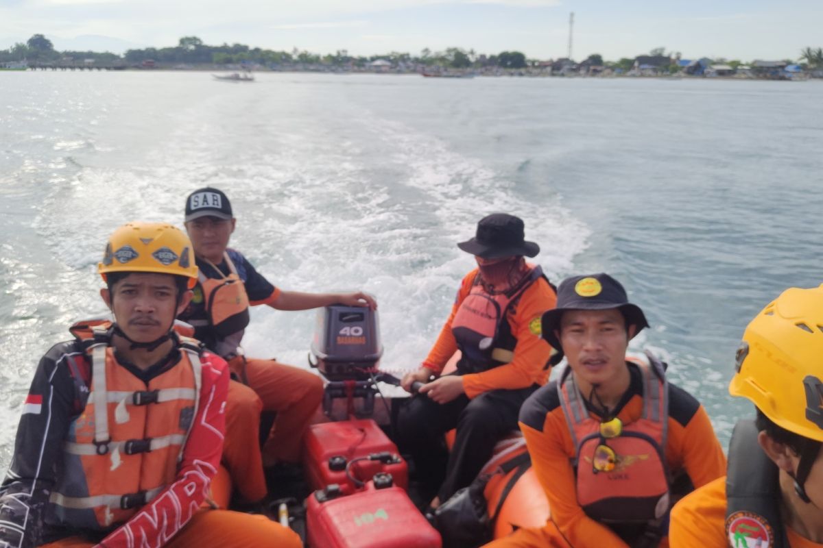 Basarnas Makassar melakukan pencarian nelayan yang jatuh dari perahu