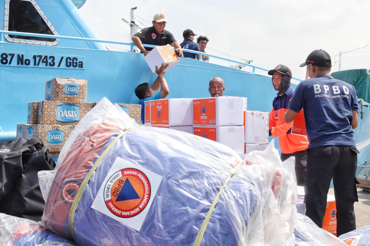 Pemrov Jatim kirimkan bantuan makanan hingga tenda bagi warga Bawean