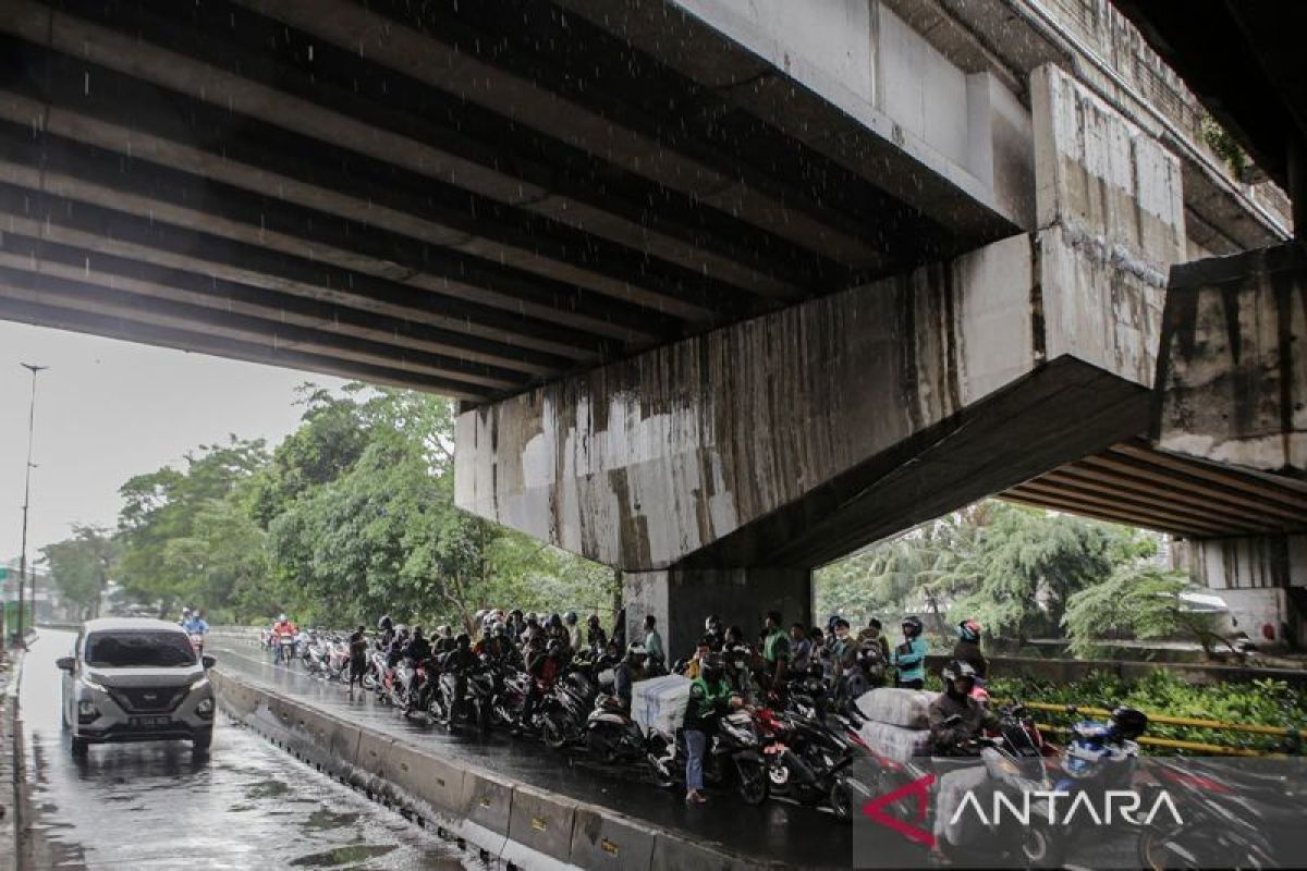 Sebagian wilayah DKI hujan ringan hingga petir hingga Kamis malam