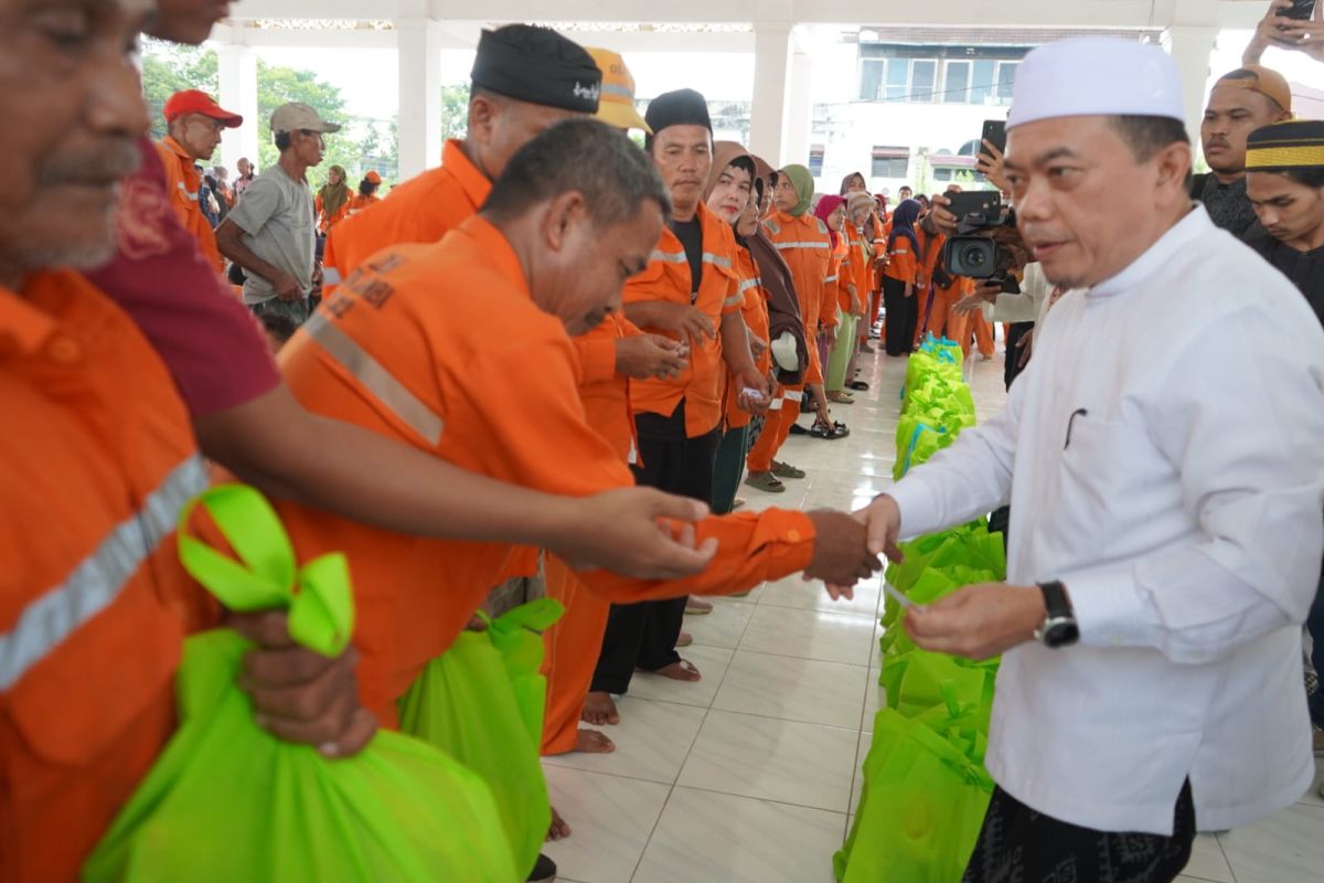 Gubernur salurkan paket sembako kepada petugas kebersihan Kota Jambi