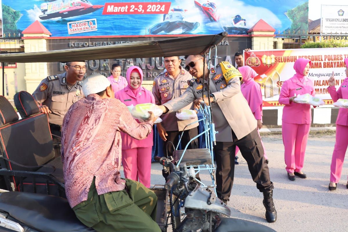 Polres Tanjungbala berikan ribuan takjil untuk semarakkan Ramadhan