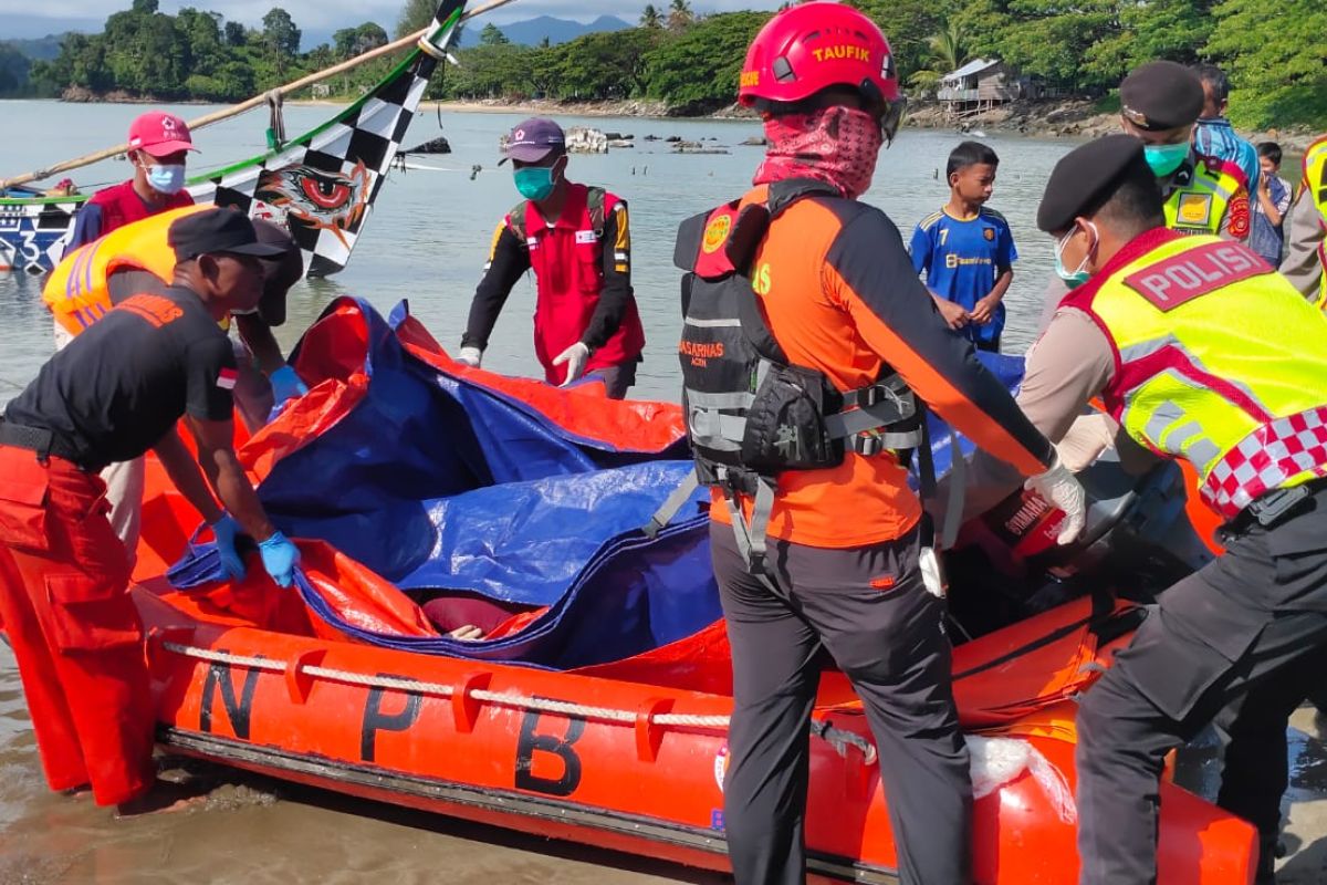 Tim gabungan evakuasi tiga mayat Rohingnya ke daratan Calang Aceh Jaya