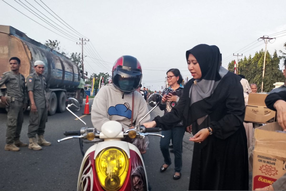 Bupati Inhu turun ke jalan bagikan takjil